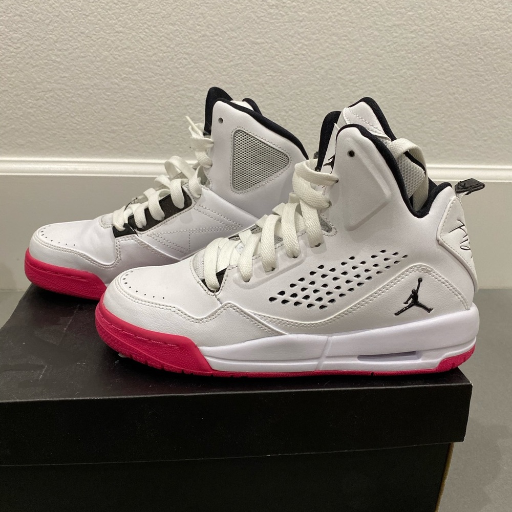 NWT Jordan SC3- GG white black vivid pink 5 Y